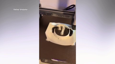 Mom spots what son is making with 3D printer, can’t cope with result