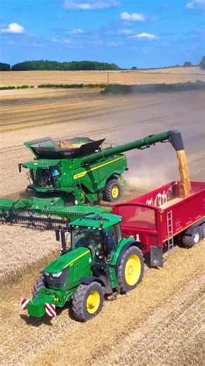 Pro Horizon Farming Videos | John Deere X9 1100 combine harvester with a 40ft JD draper header on a demo at Thoresby Farming | Instagram