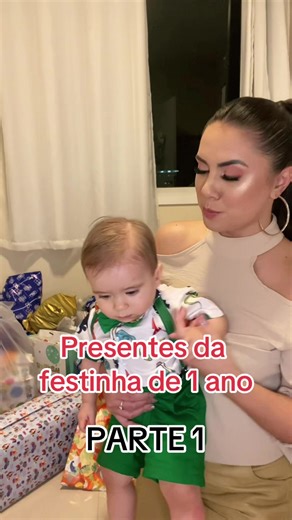 Abrindo Presentes do Aniversário de 1 Ano