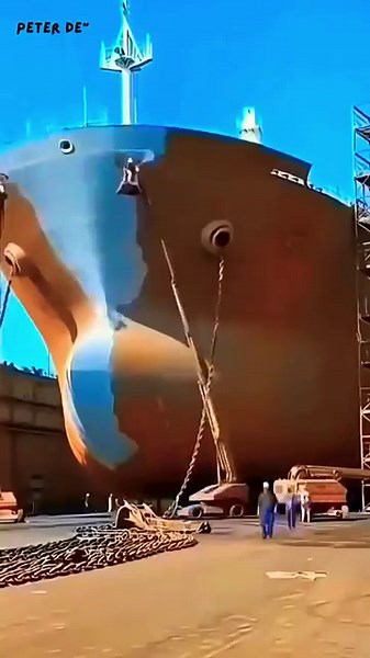 Spray Painting a MASSIVE Ship the Size of a Skyscraper💥