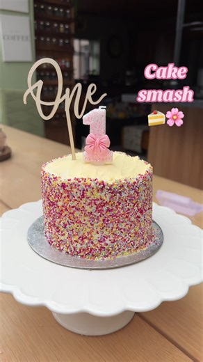 Nice & simple for a gorgeous girlies 1st birthday cake smash and first time trying cake!😇🍰 #cakesmashphotoshoot