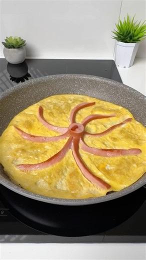 SAUSAGE OMELET THAT LOOKS LIKE AN OCTOPUS !