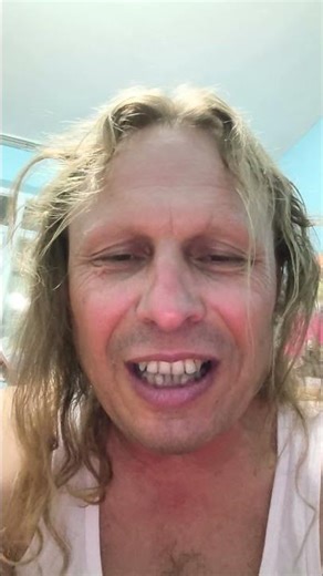 Sarışın erkek mi, esmer mi? Subliminal mesaj içerir.