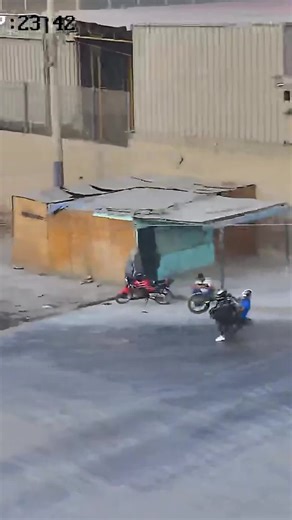 Municipalidad del Callao on Instagram: "🔵⚪ EN ESTA EDICIÓN DE #CALLAOSEGURO 🚨 Maniobras peligrosas en la vía pública. 🚔 Lo capturamos en el acto, luego de robarle a un transeúnte. ❌ Le ponemos un alto al consumo de drogas en espacios públicos. 📲 Descarga gratis la app Callao Seguro y reporta emergencias de forma rápida. 📞 Línea *3333 | Atención inmediata las 24 horas 🤝 Seguimos trabajando por un Callao más seguro, porque en este nuevo Callao #ProgresamosTodos. #Callao #CallaoSeguro #Seguri