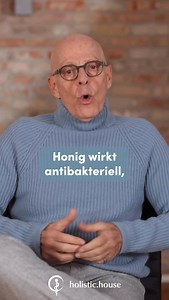 Honig hat ein spannendes Wirkprinzip: Er entzieht Bakterien Wasser und kann durch Enzyme kleine Mengen antiseptischer Stoffe bilden. Bestimmte Sorten wie Manuka werden deshalb besonders intensiv untersucht. 3 wichtige Takeaways: 1. Antibakterieller Effekt: Hoher Zuckergehalt Enzyme (u. a. Glucoseoxidase) können Keime hemmen. 2. Medizinischer Honig & Wundheilung: Studien zeigen Vorteile z. B. bei Verbrennungen 2. Grades im Vergleich zu manchen Standardbehandlungen. 3. Husten & Darm: Hinweise auf 