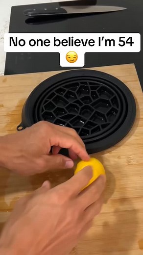 My morning facial ice bath is the simplest thing that’s ever worked for me. In under a minute, I get: * Less puffiness * Brighter, smoother skin * Crazy mental clarity * A calm, awake feeling (no jitters!) It’s wild how such a simple reset—activating your nervous system—can make you look and feel this sharp. 10/10 recommend for looking fresh and feeling locked-in. | Antartic shower