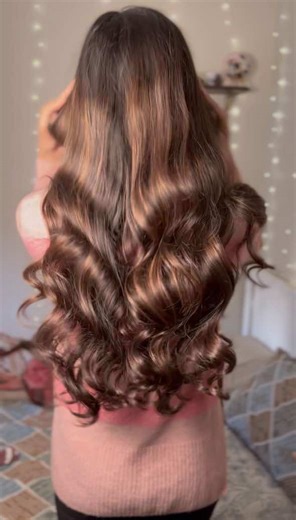 Just a reminder, in the world of Dyson, your socks will still give you better results! 😌 Best hair tool for curls = SOCKS. 🧦 and no heat, WOW! If you still doubt it, pleaseeee give it a try! ❤️ . . . #heatlesscurls #hairstyletutorial #heatlesshair #overnightcurls #sockcurls