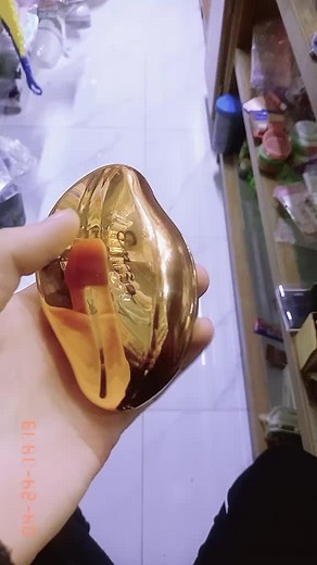 Compact Mirrors: Elegance in Handheld Design