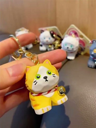 Cute Meow Meow Cat Wood Carving Style Keychain Charm – Cute Details Up Close