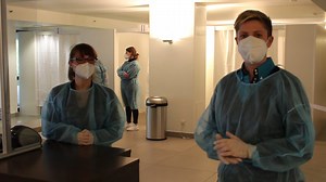 Seit letzter Woche können sich Gäste und Berliner:innen in unserem Testzentrum kostenfrei mit Hilfe von Schnelltests auf Corona testen lassen. Wir haben für Euch das Estrel-Team im Testzentrum besucht und zeigen, wie ein Besuch dort abläuft. Termine könnt Ihr unter https://testzentrum.estrel.com vereinbaren. | Estrel Berlin