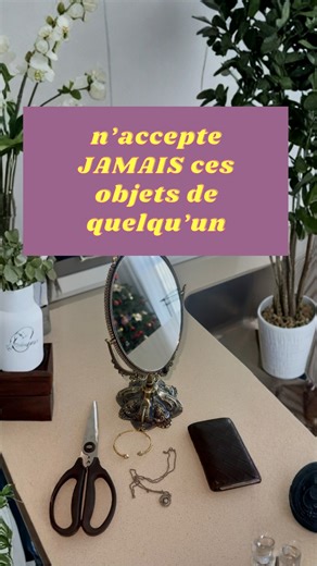 Douce Pythie on Instagram: "👜 UN PORTEFEUILLE Il est directement lié au flux d’argent de son propriétaire. S’il a connu des difficultés financières, des instabilités ou des pertes, tu risques d’absorber ses schémas financiers, ses blocages et ses fluctuations. Tu veux ton flux, pas le sien. 🔪 UN OBJET TRANCHANT Couteau, ciseaux, lame. Ils portent une énergie de coupure. Offerts, ils symbolisent inconsciemment une rupture, une tension ou une séparation dans le lien. 🪞 UN MIROIR Un miroir garde
