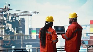 Offshore-platformteam dat deep learning-software op laptops: stockbeeldmateriaal en -video's (rechtenvrij) 3928385813 | Shutterstock