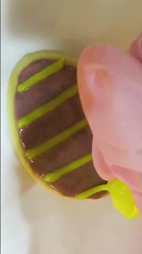 Using TOOTHPICK to create a PATTERN with royal icing #cookiedecorating #royalicing