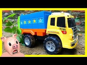 Bé cá đồ chơi - Ô tô tải chở rác khủng lồ giúp đỡ xe chở động vật | Video lồng tiếng