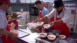 59K views · 993 reactions | Momentul culminant la Masterchef! Cele două echipe încep să servească oaspeții cu ceea ce au gătit. ”Știam că se bazează pe mine să-i vrăjesc pe marinari, ca o sirenă”. Ce cred marinarii. ”Desertul va decide cine câștigă” --- https://pro-link.ro/tLf | MasterChef Romania | Facebook