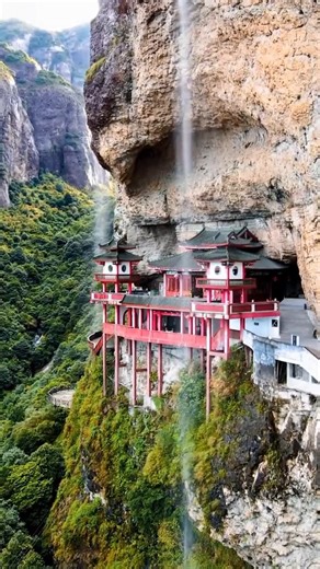 mei_mei_0946 on Instagram: "The Hanging Temple on Lingtong Mountain in Fujian Province is a remarkable architectural wonder. Built during the Tang Dynasty, this thousand-year-old temple is nestled on a cliff face at an elevation of approximately 900 meters, seemingly suspended in mid-air. #chinatravel"