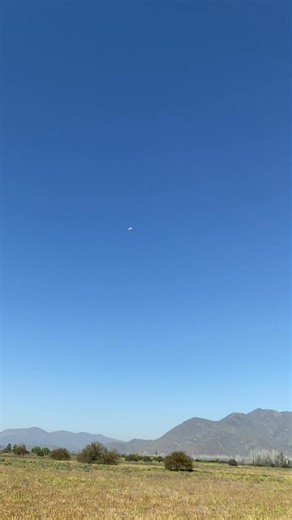 Otro vuelo de la primera sesión de centraje del prototipo Cessna 140 20". Con una clara emoción en mi voz y la voz de mi amigo Claudio, fue imposible no decir garabatos jajaja. Mantuve la chapa de 2,5mm en la trompa del modelo para dar giro a la derecha y 1520 vueltas. Claudio pasa de decir si montó el modelo?, el modelo lo perdiste y después a decir que esos son los vuelos que le gustan y calificarme con nota 7. Por mi parte digo me gustó me gustaste. En resumen, un éxito rotundo los vuelos del