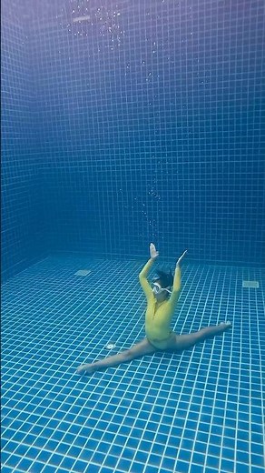 Underwater Gymnastics 🌊🤸🏻‍♀️ in a diving pool