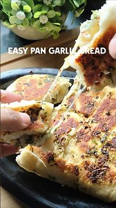 Easy Pan Garlic Bread | No Oven, No Stand #shorts #garlicbread #theflavourfulbliss