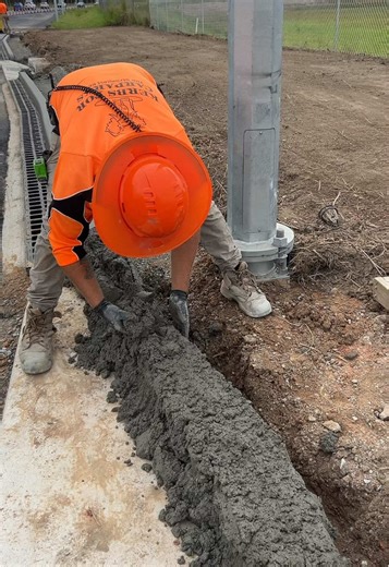 Getting the kerb ready to be cut 🐘 #kerbsforcarparks #concrete #concretefinisher #concretepump #concretecurbing #finisher #satisfying