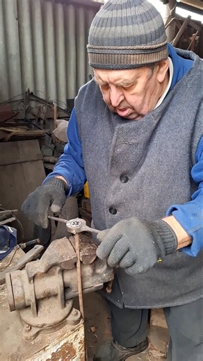 Thread cutting with a die – clean and precise #diy #diyprojects #metalworking #handtools #machining