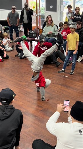 Crazy fun with kids breakdance battles. @rockwelldanceacademy always has a positive space for kids to express themselves through dance. Future stars are born here. #supadopefresh #cantgitnofrrsher #8robinsonsdtv #kids #breakdance