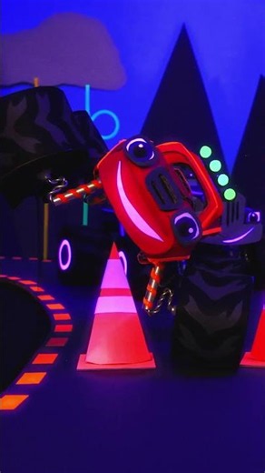 ¡Blaze y Crusher corren bajo LUCES NEGRAS! 💡