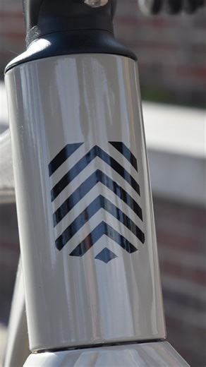 NEW BIKE DAY 🚲✨ Imming Allrounder 2.0 Deze Allrounder is uitgevoerd in een prachtige custom zandkleur, vakkundig gespoten door Carbon Herstel. Voorzien van een SRAM Rival 1x13 draadloze groep voor soepele en precieze schakelprestaties. Afgewerkt met brede, aerodynamische carbon wielen en een carbon cockpit stuur voor een cleane en sportieve look. Kortom: een fiets volledig naar smaak en wens van de klant samengesteld. Klaar voor elk terrein — strand, gravel of duin! | Imming Bikes