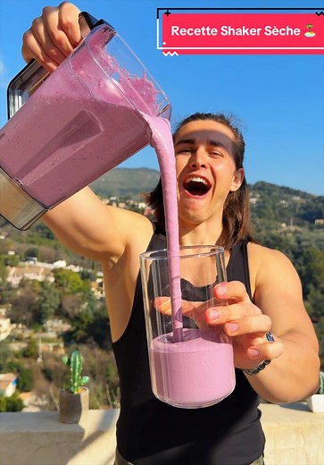 SHAKER RASPBERRYSHRED 🍓 80gr de proteines / 600 Kcal • 300 ml lait écrémé • 200 g fruits rouges congelés • 2 scoops whey vanille • 10 g pistaches grillées arôme • 100 ml Monster Ultra Raspberry • 1 œuf frais • 5 g créatine • 6 glaçons -20% Code Matos20 sur amnutrition.fr 🇫🇷