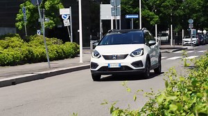 Abbiamo provato per voi la nuova Honda Jazz Crosstar Full Hybrid. Una vettura che esprime in pieno la vocazione della nuova generazione dei modelli Jazz della casa giapponese: un design accattivante, in un'essenza green. Senza rinunciare a versatilità e funzionalità. Perché chi l'ha detto che un ibrido debba essere gratificante solo all’anima, senza esserlo anche alla vista? #Honda #JazzHybrid #ThePowerOfDreams | Icon Wheels