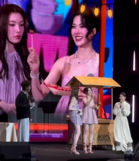 00K in her element: eating 🤭 You can see the pure happiness on her face—already delicious, and she even says it’d be better if it were hotter. Certified foodie, too cute to handle 🫶 LINGORM TP FANMEET #LingOrmTaipeiFanmeeting | Lingling Sirilak Kwong