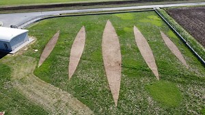 Onde gravitazionali, "frange di interferenza": un’installazione di Land Art sul sito dell’interferometro Virgo | FOTO e VIDEO