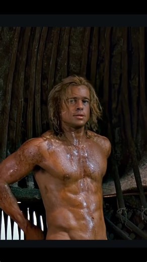 Brad Pitt trained for nearly six months before the filming of Troy (2004) to achieve a physique inspired by classical Greek statues, focusing on definition, symmetry, and a heroic appearance rather than simply increasing muscle size. According to him, his diet was strictly controlled, rich in lean proteins, vegetables, and healthy fats, with a drastic reduction in sugars and simple carbohydrates to maintain a very low body fat percentage. #bradpitt #troy #workout #movie #bradpittfans | Whoman Ca