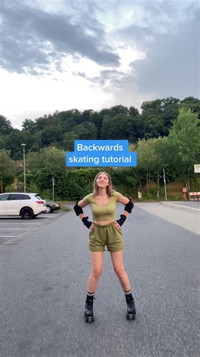 Start skating backwards with us 🚣 #tutorial #rollerskating #backwards #tricks #rollschuhe #beginner #tips #beginnertutorial #rollerskatersoftiktok #skatingtricks #quads #skatevibes #beyonce #diva #easytutorial #fyp #learntoskate