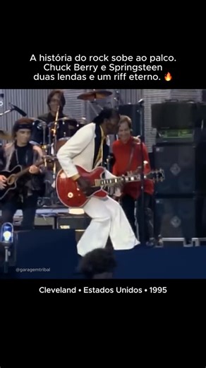 Garagem Tribal on Instagram: "Quando o pai do rock’n’roll divide o palco com um dos seus maiores herdeiros, a história acontece ao vivo. Aqui é Chuck Berry mandando ver em “Johnny B. Goode”, com Bruce Springsteen & The E Street Band, numa jam que é praticamente um ritual de passagem do rock. ⚡ 🎶 Lançada em 1958, Johnny B. Goode virou o manual definitivo do rock: riff eterno, letra sobre sonhos, estrada e guitarras altas. Sem essa música, muita coisa simplesmente não existiria. 📍 Essa apresenta
