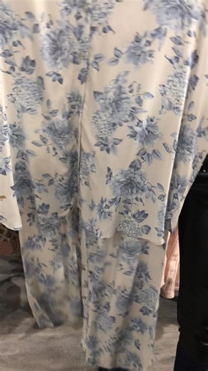 Les soirées fraîches appellent les pyjamas qu’on ne veut plus quitter… Entre la douceur réconfortante de Massana, le charme raffiné de Selmark et la touche pétillante d’Antigel, difficile de choisir son coup de cœur. Des tissus qui caressent la peau, des coupes qui tombent juste, et ce petit je-ne-sais-quoi qui fait qu’on se sent belle… même en pyjama. 🩶 Pour vous, par Dessous Deça. On vous attend en boutique! #lingerie #lacmegantic #pyjamas | Dessous Deça