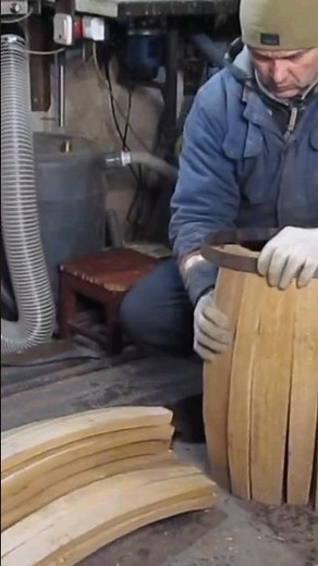 A whiskey barrel DIY. Assembling a wooden barrel...