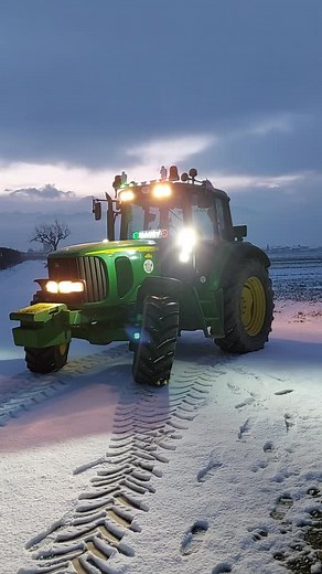Svago invernale con John Deere 6520 Premium @soldatiholsein @thommmm_ @iltrattoristamadeinitaly #neipertee #party #6520 #viral #trend #neiperte 💚💛❄