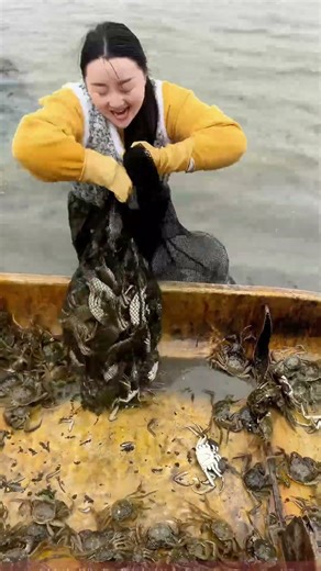Full Net! The Fisherwoman's Crab-catching Skills