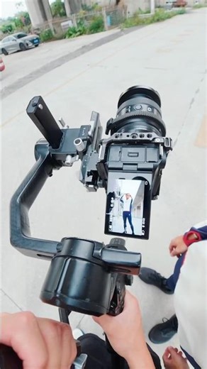 This smart gimbal stabilizer won’t shake even shooting videos while running 🎥🎥🎬🎬🔬🔬