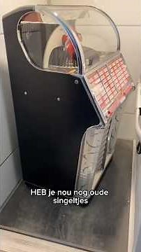 And another beautiful example in the showroom: the Wurlitzer 1700 jukebox from 1954. Fully restored!