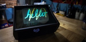 そのまま見えて指で動かせる！ 3Dホログラムを投射する箱｢HoloPlayer One｣