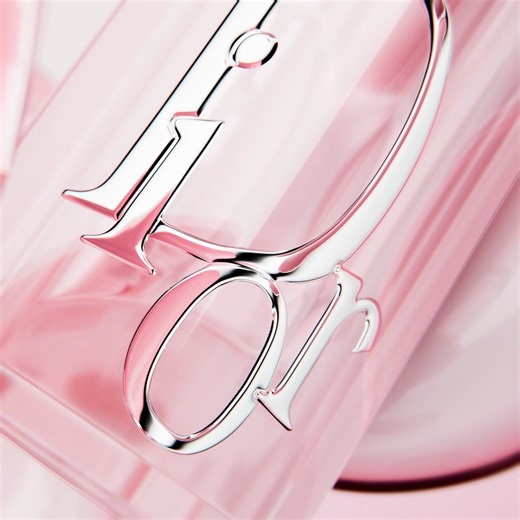 A new trio lights up the Lip Glow world: introducing Jisoo, Anya Taylor Joy and for the first time Willow Smith. The reinvented Dior Addict Lip Glow unveils a new pH-adapting technology. From cool tones to warm tones, it reveals a custom colour on every lips. Discover more on.dior.com/newdiorlipglow | Dior