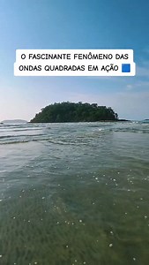 Ondas quadradas são um fenômeno marítimo raro e visualmente impressionante. Elas ocorrem quando duas correntes de ondas se encontram em ângulos retos, criando um padrão de grade ou xadrez na superfície do mar. Esse fenômeno é mais comumente observado perto de ilhas ou na foz de estuários. As ondas quadradas podem ser perigosas para navegação e para nadadores devido às correntes imprevisíveis que criam. É uma prova da força e complexidade da natureza! #fyp #noticias #ubatuba #litoral #sp #praia #