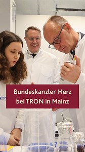 🧬 Maßgeschneiderte Medikamente auf Basis deiner DNA? 📍 Daran arbeitet das Institut für Translationale Onkologie (TRON) in Mainz. Davon hat sich Bundeskanzler Merz bei seinem Antrittsbesuch in Rheinland-Pfalz zusammen mit Ministerpräsident Alexander Schweitzer ein Bild gemacht. 🔬 Der Begriff der „Translation“ bedeutet hier, dass Ideen aus der Grundlagenforschung schnell und effizient in die klinische Anwendung, unter anderem zur Behandlung von Krebs, „übersetzt“ werden. #RLP #RheinlandPfalz #M