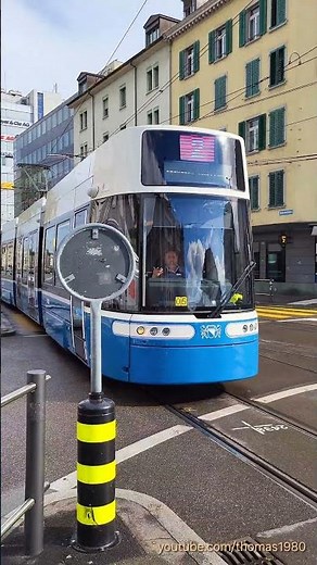 VBZ Bus und Strassenbahn bei der Haltestelle Zürich Albisriedenplatz