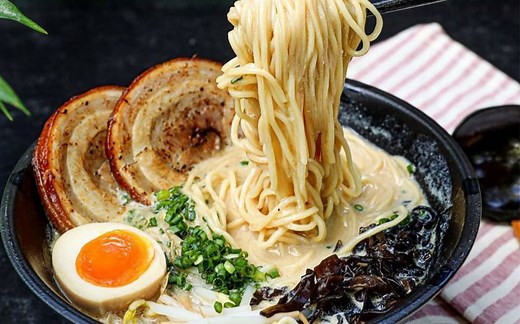 汤底乳白的豚骨拉面 | 正宗美味只需20分钟