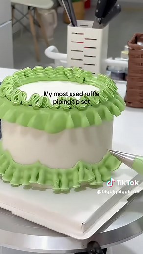 5 Ruffle Piping Techniques for Vintage Cake Decorating