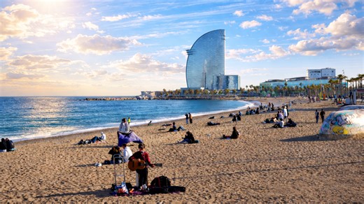 A sunny walk along La Barceloneta in Barcelona (4K)