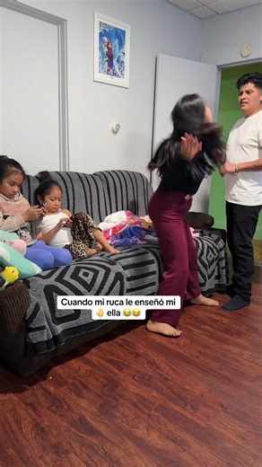 Solo le enseñé mi mano 🤚😂 #funny #prank #mom #comedy | hand on shoulder prank